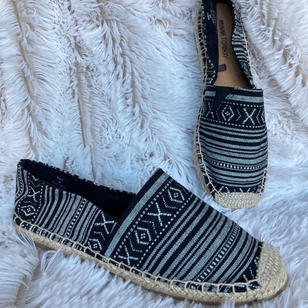 NWOT Women’s Minnetonka Slip On Shoes Size 8M